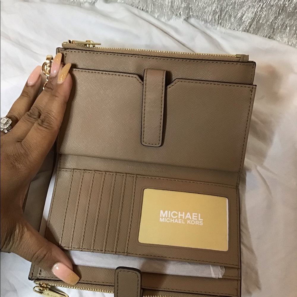 MK khaki jet set double zip wristlet - Picture 4 of 4